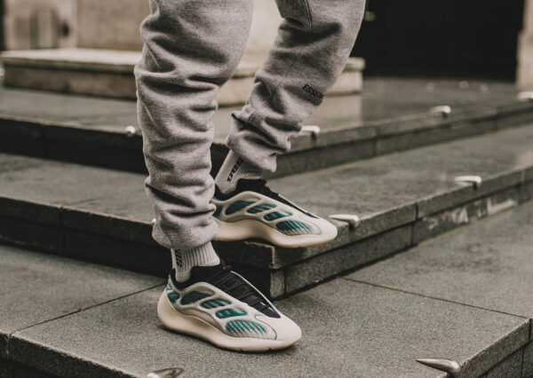 YEEZY 700 V3 KYANITE - Image 5